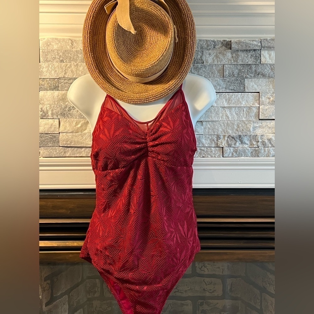 Cupshe Maroon Textured Ruched One-Piece Swimsuit – Size Medium